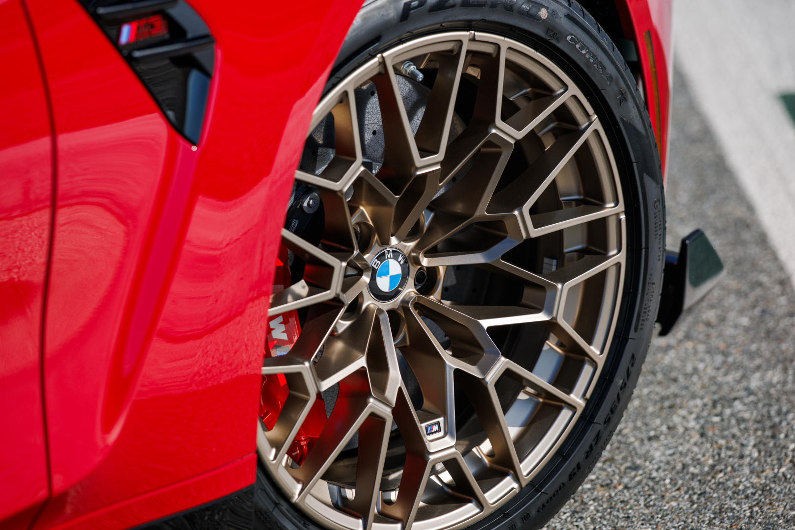 SMALL_P90641072_highRes_the-bmw-m3-cs-handsc